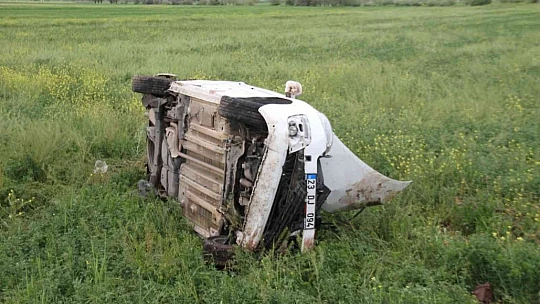 Elazığ'da hafif ticari araç şarampole uçtu: 8 yaralı