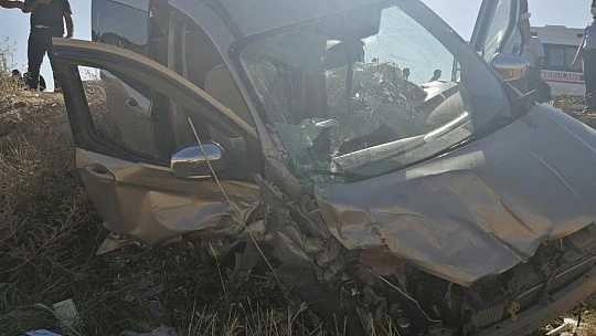 Elazığ'da hafif ticari araçlar çarpıştı: 7 yaralı