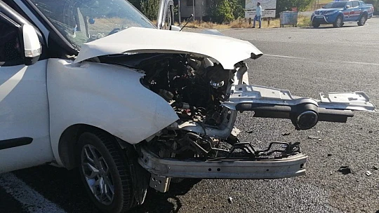 Elazığ'da hafif ticari araçlar çarpıştı: 7 yaralı