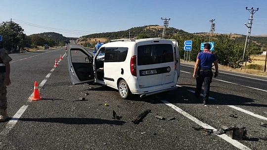 Elazığ'da hafif ticari araçlar çarpıştı: 7 yaralı