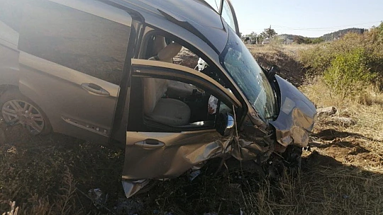 Elazığ'da hafif ticari araçlar çarpıştı: 7 yaralı