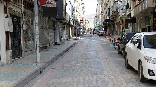 Elazığ'da hafta içi yoğunluk olan caddeler, kısıtlamayla sessizliğe büründü