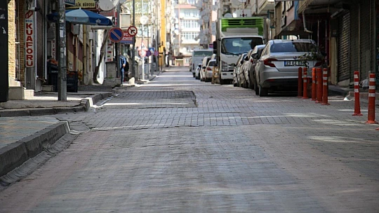 Elazığ'da hafta içi yoğunluk olan caddeler, kısıtlamayla sessizliğe büründü