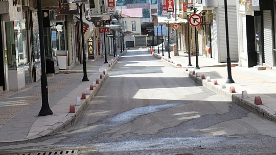 Elazığ'da hafta içi yoğunluk olan caddeler, kısıtlamayla sessizliğe büründü