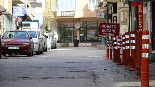 Elazığ'da hafta içi yoğunluk olan caddeler, kısıtlamayla sessizliğe büründü