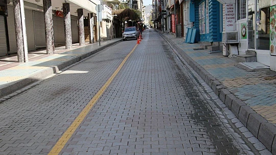 Elazığ'da hafta içi yoğunluk olan caddeler, kısıtlamayla sessizliğe büründü