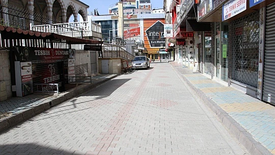 Elazığ'da hafta içi yoğunluk olan caddeler, kısıtlamayla sessizliğe büründü