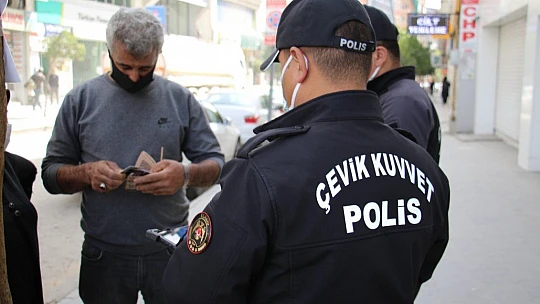 Elazığ'da hafta içi yoğunluk olan caddeler, kısıtlamayla sessizliğe büründü