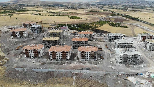 Elazığ'da hem yıkımlar hem de yapımlar hızla sürüyor