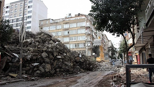 Elazığ'da hem yıkımlar hem de yapımlar hızla sürüyor