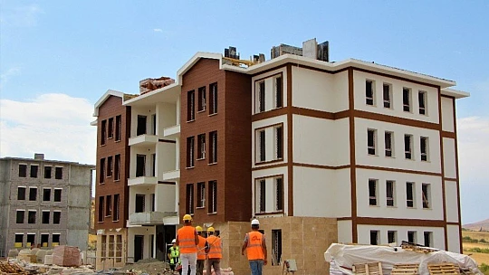 Elazığ'da hem yıkımlar hem de yapımlar hızla sürüyor