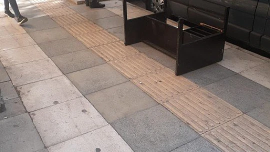 Elazığ'da hırsızlar fena faka bastı: Çaldıkları kapıyı, polisi görünce bırakıp kaçmaya çalıştılar