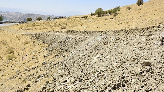 Elazığ'da içme suyu yolu mezarlık içinden geçince, kemikler etrafa saçıldı