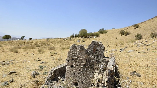Elazığ'da içme suyu yolu mezarlık içinden geçince, kemikler etrafa saçıldı