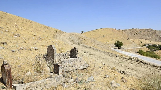 Elazığ'da içme suyu yolu mezarlık içinden geçince, kemikler etrafa saçıldı
