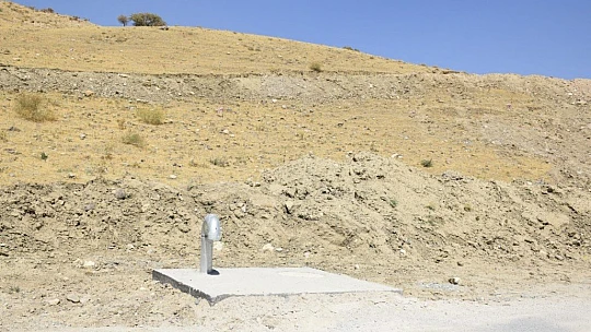 Elazığ'da içme suyu yolu mezarlık içinden geçince, kemikler etrafa saçıldı