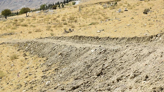 Elazığ'da içme suyu yolu mezarlık içinden geçince, kemikler etrafa saçıldı