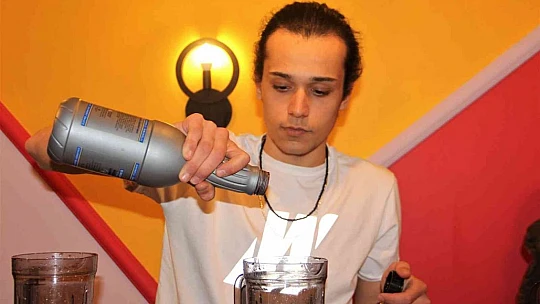 Elazığ'da iki kafadar kafe açıp enflasyona inat fiyatları yarı yarıya indirdi
