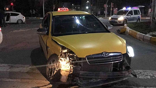 Elazığ'da iki otomobil çarpıştı: 1 yaralı
