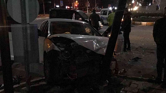 Elazığ'da iki otomobil çarpıştı: 1 yaralı