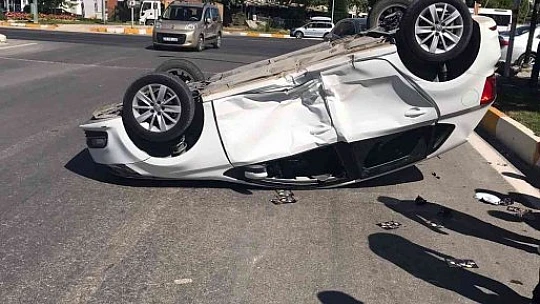 Elazığ'da iki otomobil çarpıştı biri ters döndü: 1 yaralı