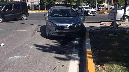 Elazığ'da iki otomobil çarpıştı biri ters döndü: 1 yaralı