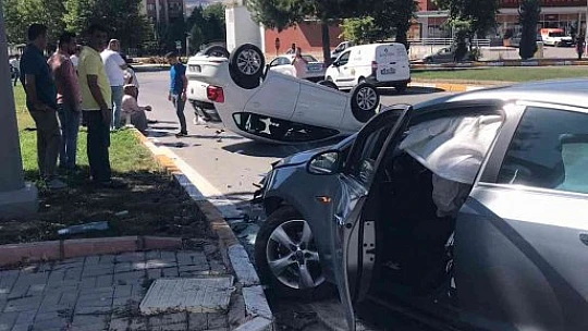 Elazığ'da iki otomobil çarpıştı biri ters döndü: 1 yaralı