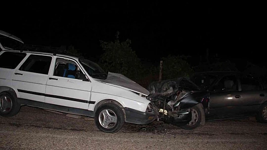 Elazığ'da iki otomobil kafa kafaya çarpıştı: 5 yaralı
