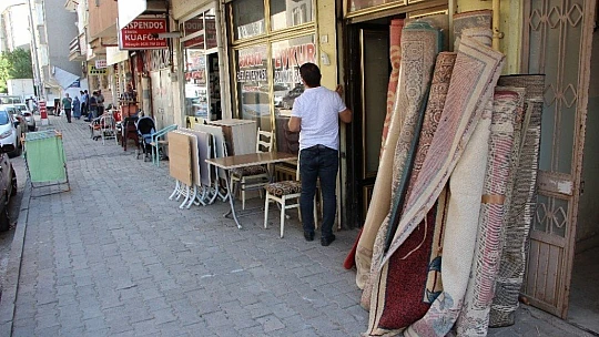 İkinci el eşyacı ve spotçular, öğrencileri bekliyor