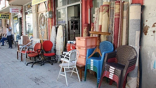 İkinci el eşyacı ve spotçular, öğrencileri bekliyor