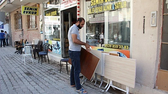 İkinci el eşyacı ve spotçular, öğrencileri bekliyor