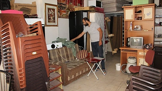 İkinci el eşyacı ve spotçular, öğrencileri bekliyor