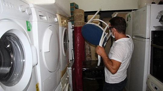 İkinci el eşyacı ve spotçular, öğrencileri bekliyor