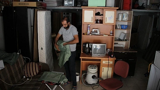 İkinci el eşyacı ve spotçular, öğrencileri bekliyor