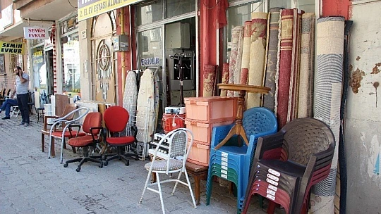 İkinci el eşyacı ve spotçular, öğrencileri bekliyor
