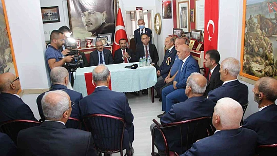 Elazığ'da il protokolü, gazilerle bir araya geldi