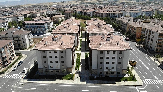 Elazığ'da deprem konutları hak sahiplerine teslim edilmeye başladı