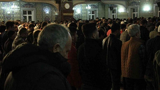 Elazığ'da ilk teravih namazında camiler doldu taştı