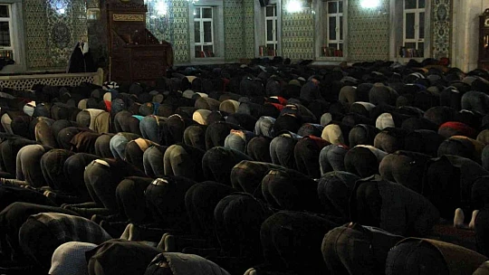 Elazığ'da ilk teravih namazında camiler doldu taştı