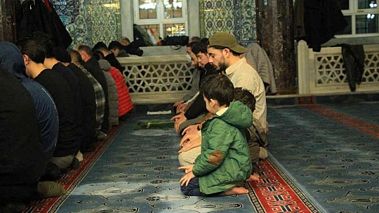 Elazığ'da ilk teravih namazında camiler doldu taştı