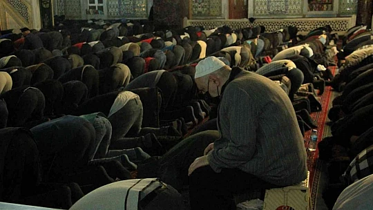 Elazığ'da ilk teravih namazında camiler doldu taştı