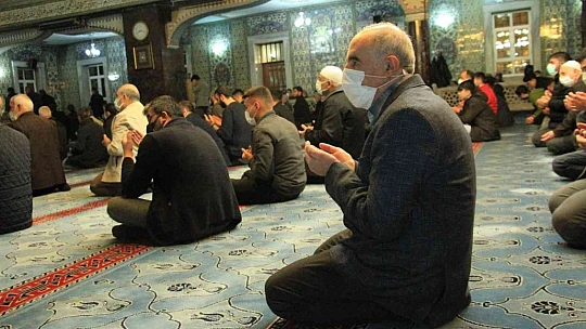 Elazığ'da ilk teravih namazında camiler doldu taştı