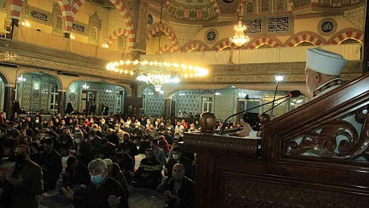Elazığ'da ilk teravih namazında camiler doldu taştı