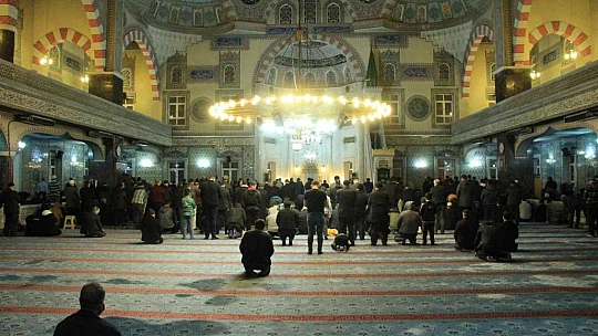 Elazığ'da ilk teravih namazında camiler doldu taştı