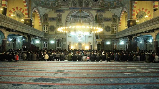 Elazığ'da ilk teravih namazında camiler doldu taştı