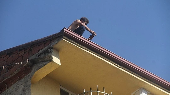 Elazığ'da intihara kalkışan şahsı, polis 3 saatte ikna ederek indirdi