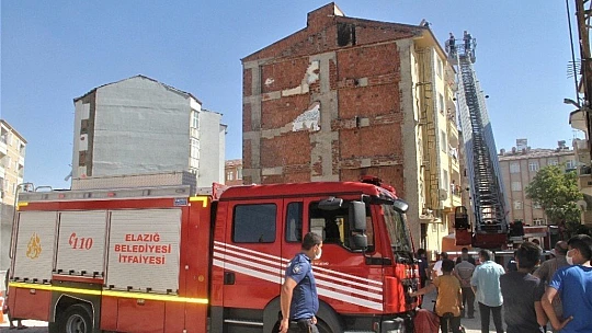 Elazığ'da intihara kalkışan şahsı, polis 3 saatte ikna ederek indirdi