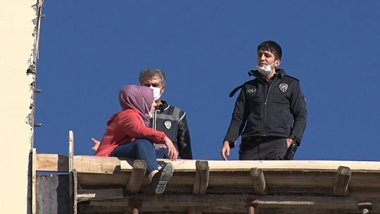 Elazığ'da intihara teşebbüs eden kadını çocukları gözyaşları içerisinde izledi