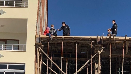 Elazığ'da intihara teşebbüs eden kadını çocukları gözyaşları içerisinde izledi