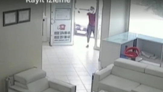 Elazığ'da iş yerinin kurşunlama anı güvenlik kamerasında